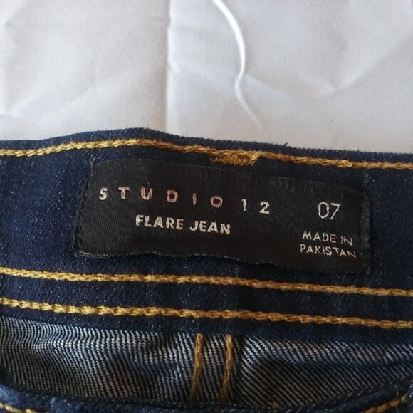 Studio 12 women's size 7 dark blue flare jeans - Picture 11 of 13